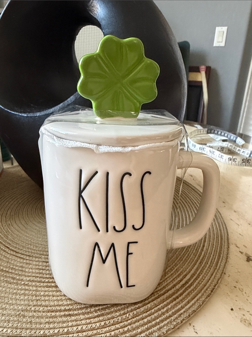New Rae Dunn Kiss Me Ceramic Mug with Green Clover Lid 8"x4"